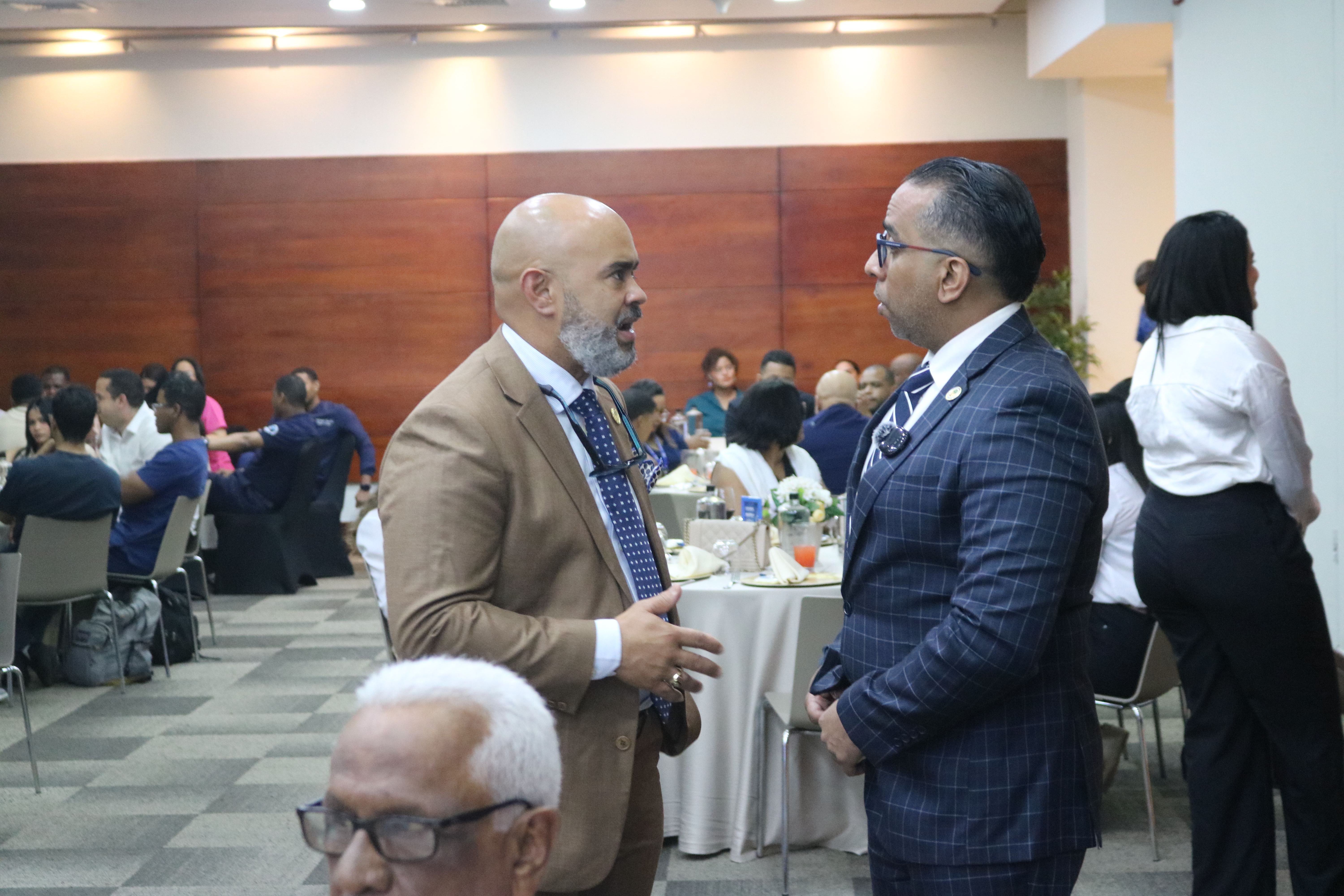 Osteotomías en deformidades angulares versus artroplastias en pacientes jóvenes